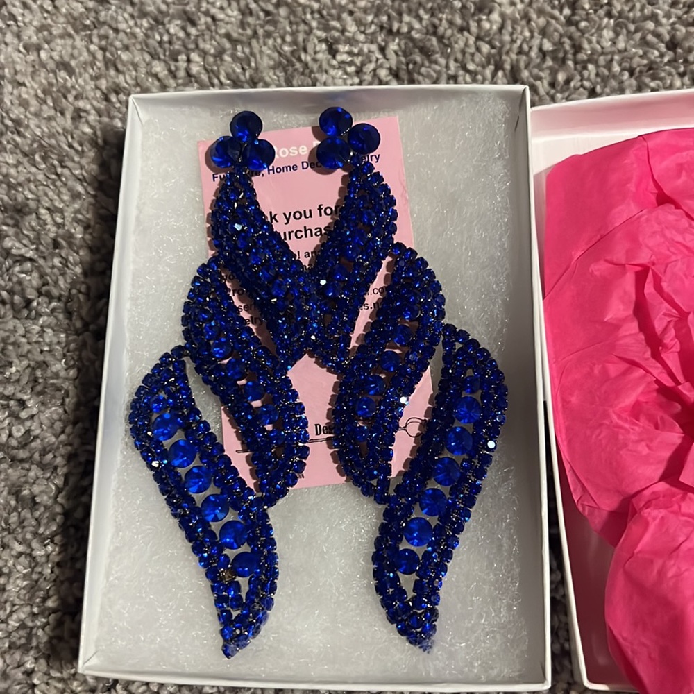 Beautiful earrings - Picture 2 of 5
